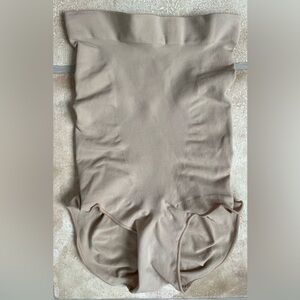 SKIMS Kim Kardashian Maternity Sculpting High Waist Sienna S/M comfy strechy